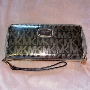 Michael Kors Signature Metallic Zip Around Jet Set Wristlet Wallet Rose Gold